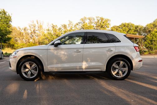 Photo 4 of 27 of 2019 Audi Q5 2.0T Premium